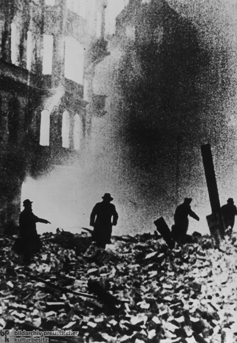 Flammeninferno in der Dresdener Innenstadt (13. Februar 1945) 